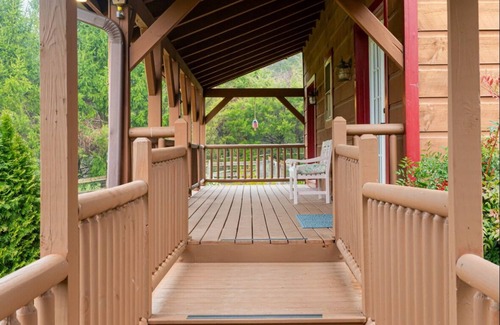 Mills River Cabin | Beautiful cabin in charming Mills River with hot tub