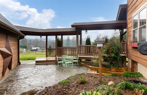 Mills River Cabin | Beautiful cabin in charming Mills River with hot tub