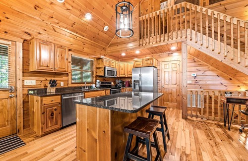 Gatlinburg - Pigeon Forge Cabin | ⛰️Beautiful Cabin 🏡 Indoor Heated Pool, Hot Tub, Games & More!🌄