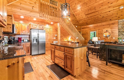 Gatlinburg - Pigeon Forge Cabin | ⛰️Beautiful Cabin 🏡 Indoor Heated Pool, Hot Tub, Games & More!🌄