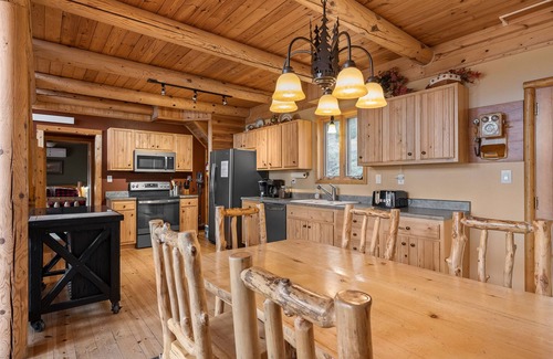 Benchmark Cabin | Beautiful Cabin near Deadwood and Sturgis