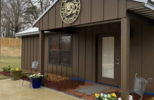 Sardis Cabin | Beautiful cabin near Sardis Lake 3 miles to Sardis Lake