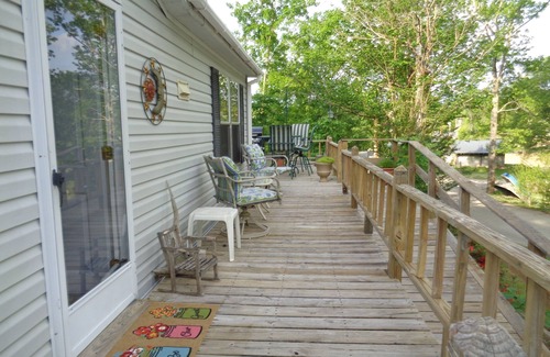 Lobelville Cabin | Beautiful cabin overlooking Crooked Creek on the Tennessee river