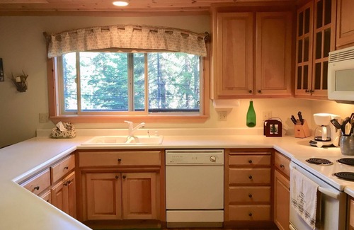 Strawberry Cabin | Beautiful Cabin with Wi-Fi Overlooking Stanislaus River - Strawberry, CA