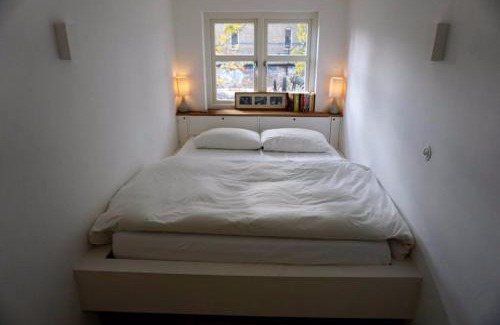 North Kensington Apartment | Beautiful Canalside 1-Bedroom Flat with Terrace