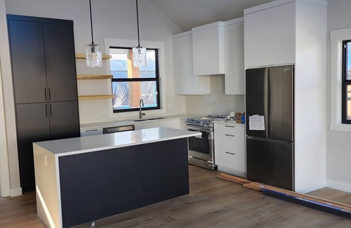 South Pandosy House | Beautiful Carriage House by the Kelowna hospital and College