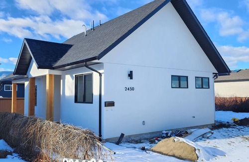 South Pandosy House | Beautiful Carriage House by the Kelowna hospital and College