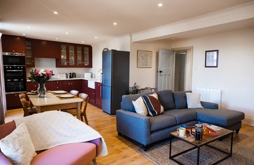 Richmond Apartment | Beautiful Castle Views in Historic Town Centre - 'The Knight's Watch’ Apartment