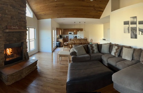 Caryville House | Beautiful cedar home 5 bed 3 bath w/whirlpool tub 2 mile from Twin cove marina