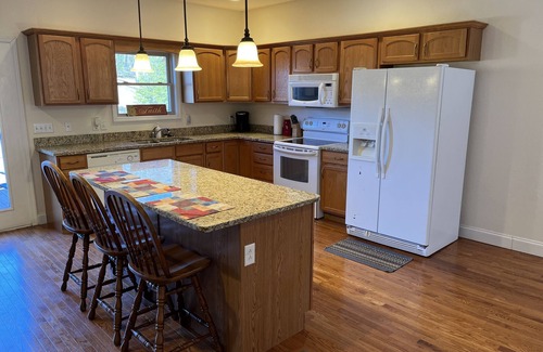 Caryville House | Beautiful cedar home 5 bed 3 bath w/whirlpool tub 2 mile from Twin cove marina