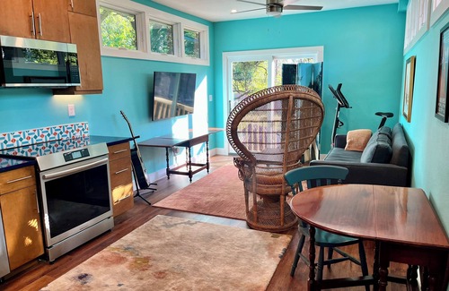 Cherrywood Apartment | Beautiful central Austin apartment! Near ATX-cool cafes, bars, & parks!