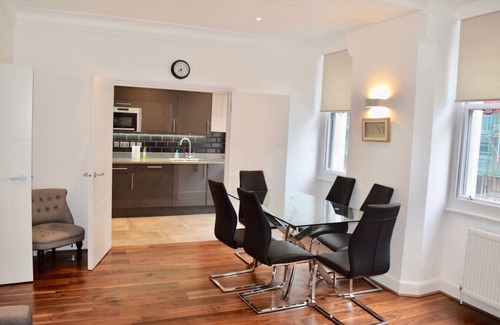 Stratford and New Town Apartment | Beautiful Central London Apartment (FS2 II)
