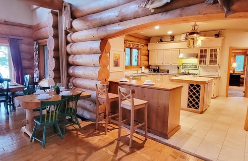 Beckwith House | Beautiful Chalet on the Lake!