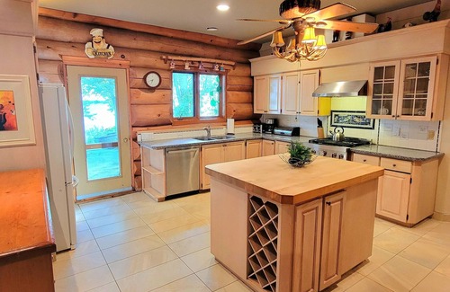 Beckwith House | Beautiful Chalet on the Lake!
