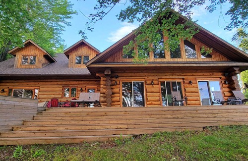 Beckwith House | Beautiful Chalet on the Lake!