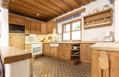 Emberg Ski Chalet | Beautiful chalet in Tyrolean style, high near Zillertalbahn, pets welcome