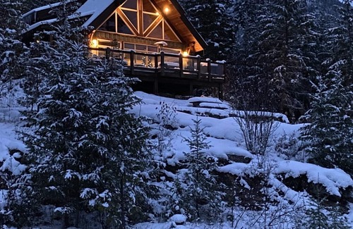 Silverton House | Beautiful Chalet overlooking Slocan Lake! September Special Discounts!