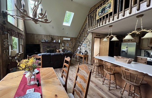 Lake Ariel Ski Chalet | Beautiful chalet with seasonal lake views in The Hideout