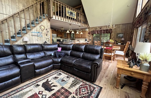 Lake Ariel Ski Chalet | Beautiful chalet with seasonal lake views in The Hideout