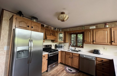 Lake Ariel Ski Chalet | Beautiful chalet with seasonal lake views in The Hideout