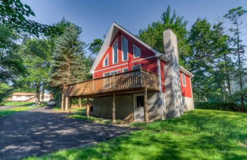 Long Pond Ski Chalet | Beautiful Chalet with Hot Tub & Sauna in Poconos