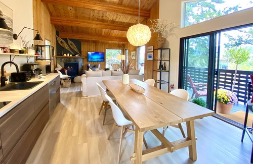 Banff House | Beautiful Chalet with Unbeatable Location in Banff