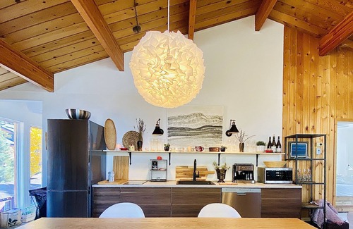 Banff House | Beautiful Chalet with Unbeatable Location in Banff