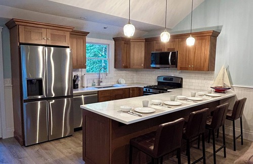 Cutchogue Cottage | Beautiful charming 1930s fully renovated cottage walking distance to the beach!