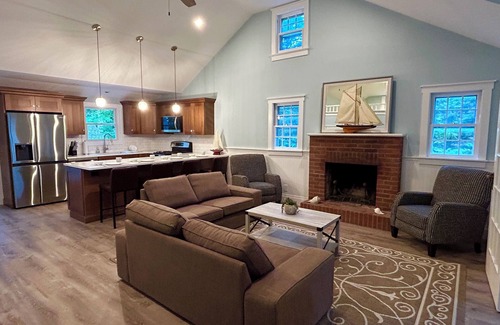 Cutchogue Cottage | Beautiful charming 1930s fully renovated cottage walking distance to the beach!