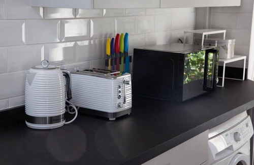 Montpellier House | Beautiful Cheltenham Townhouse, Private Parking