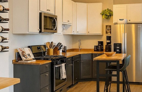 Chicago Apartment | Beautiful Chicago 2BD 1BA, minutes from Downtown!