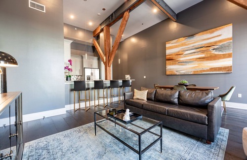 Central Business District Apartment | 💜Beautiful City-Getaway, 2Bed/2Bath with Queen Sleeper+Balcony - The Iris