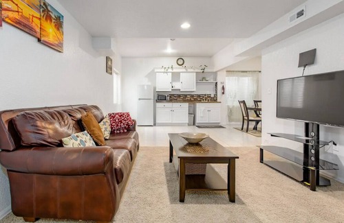 Green Valley Ranch House | Beautiful Clean Home for 30 day stays /10 min to Airport/ 20 min to dtwn Denver