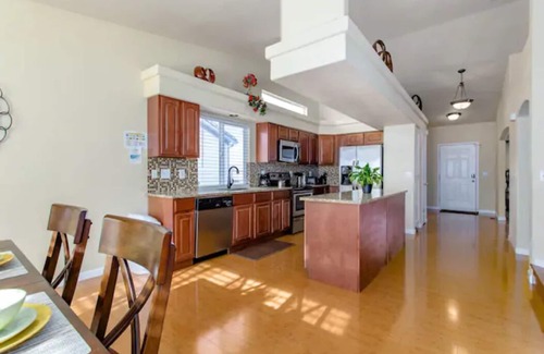 Green Valley Ranch House | Beautiful Clean Home for 30 day stays /10 min to Airport/ 20 min to dtwn Denver