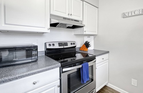 Clive Apartment | Beautiful Clive 3BR Duplex w/Fireplace