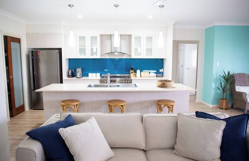 Diamond Beach House | Beautiful coastal holiday home only moments from the sand, great surf and cafes.