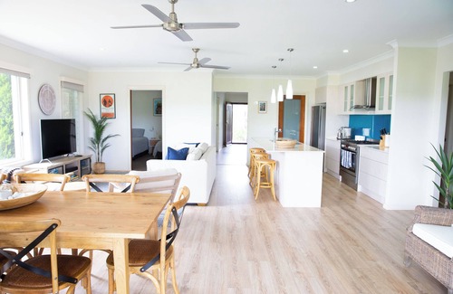 Diamond Beach House | Beautiful coastal holiday home only moments from the sand, great surf and cafes.