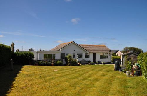 Sennen Apartment | Beautiful coastal bungalow, Sennen, Porthcurno,sea