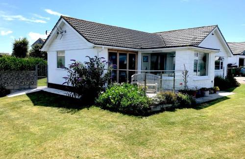 Sennen Apartment | Beautiful coastal bungalow, Sennen, Porthcurno,sea