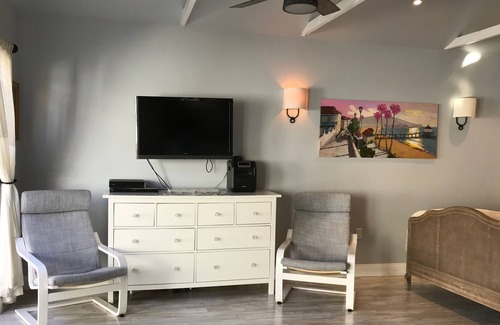 Westchester House | Beautiful Coastal Cottage Near LMU