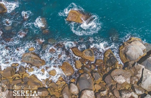 Praia de Borrifos House | Beautiful coastline overlooking Alcatrazes Island