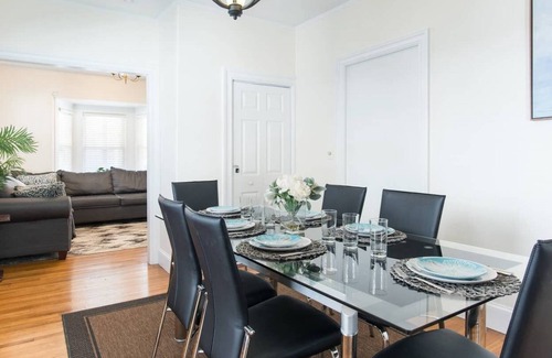 Ipswich House | Beautiful Colonial Home ,Close to train and Beach / Sleeps 10