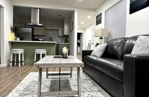 Lemoore House | Beautiful. Comfortable. Clean.