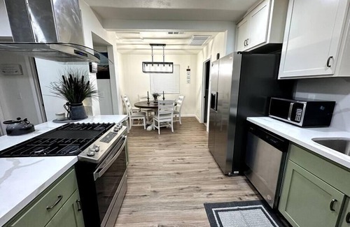 Lemoore House | Beautiful. Comfortable. Clean.