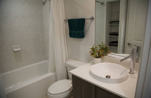 Miami Lakes Apartment | beautiful comfortable townhouse apartment, located in the must peaceful area.