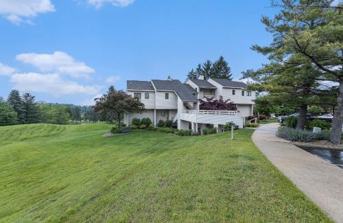 Acme Apartment | Beautiful Comfy 2 Bedroom Condo Stunning Golf Course Views 5166