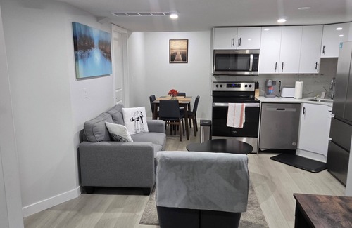 West Edmonton House | Beautiful Comfy Guest Suite in West Edmonton