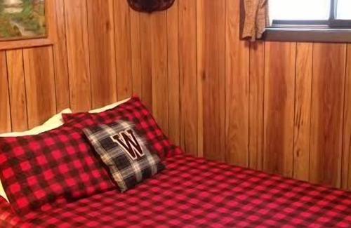 Stambaugh Ski Chalet | Beautiful, Comfy, Rustic Ski Chalet Steps From Ski Brule Mountain - LEFT side