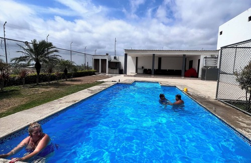 Manta House | Beautiful complete accommodation in Manta with pool and private condominium.
