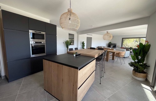 Saint-Cyr-sur-Mer Villa | Beautiful contemporary villa with sea view 800m from the beach